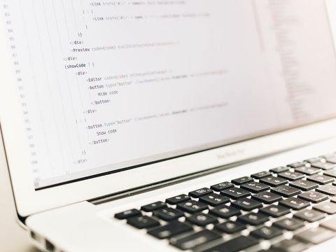 Laptop-Bildschirm mit JavaScript- und JSX-Quellcode in einem Code-Editor